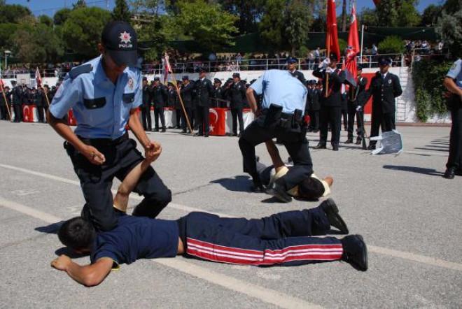 Polislerden Isaret Diliyle Mezuniyet Son Dakika