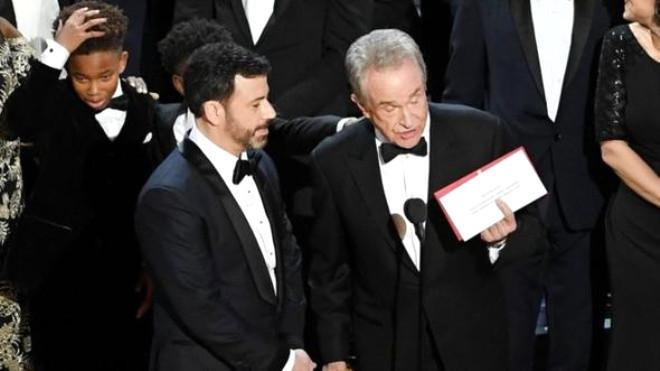 2017 Oscarda en iyi film ödülü yanlış anons edildi sahnede ortalık karıştı!