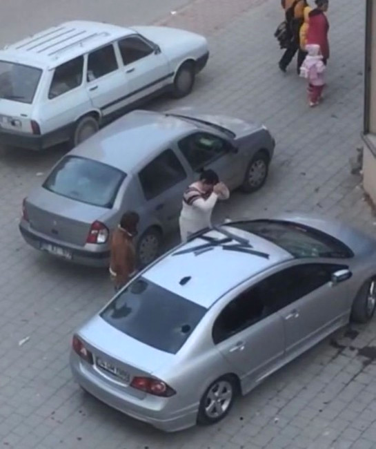 Tartıştığı Kocasının Otomobilini Parçaladı, O Anlar Kameralara Yansıdı