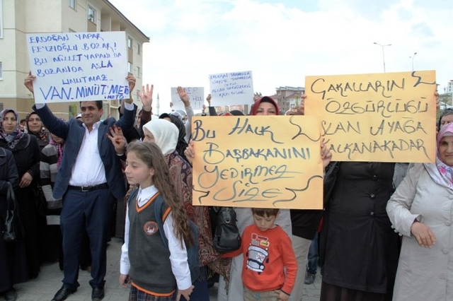 Vanlılar'dan Feyizoğlu Tepkisi: Samimiyetsiz ve Şov Yapıyor