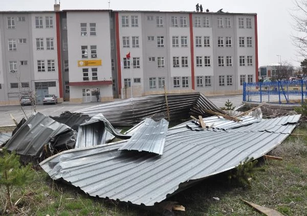 Çatı Parçası Okul Bahçesine Uçtu: 1 Öğrenci Yaralandı