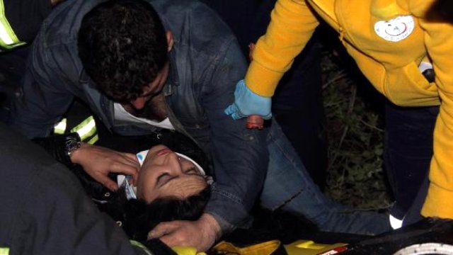 Kaza Yapan Alkollü Sevgililer Ekiplere Güçlük Çıkardı