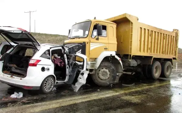 Kamyon Cenaze Konvoyuna Daldı: 1 Ölü, 2 Yaralı