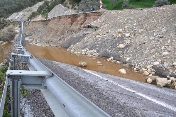 Yoldaki Çökme Sürücüleri Tedirgin Ediyor