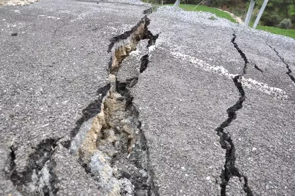 Yoldaki Çökme Sürücüleri Tedirgin Ediyor