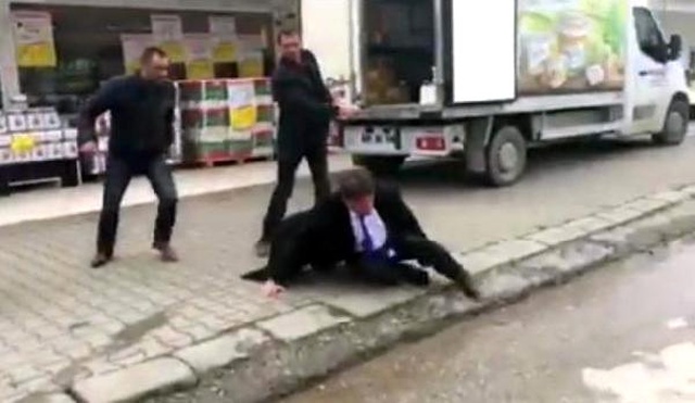 CHP İl Başkanı Zekeriya Tozan'ı Sokak Ortasında Dövdüler