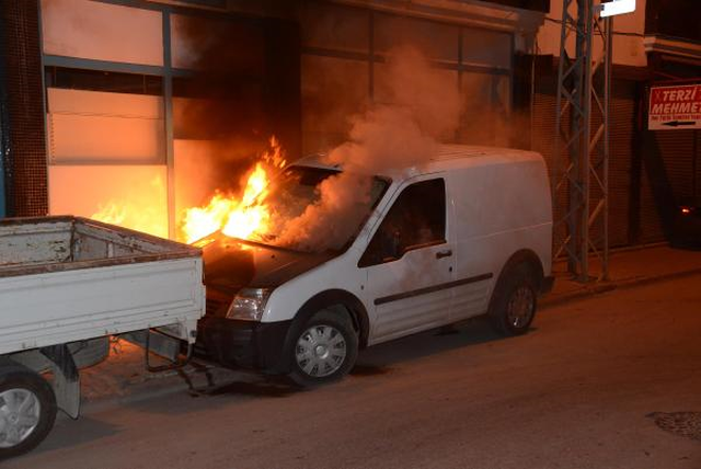 Park Halindeyken Yanan Aracı Kovayla Söndürmeye Çalıştılar