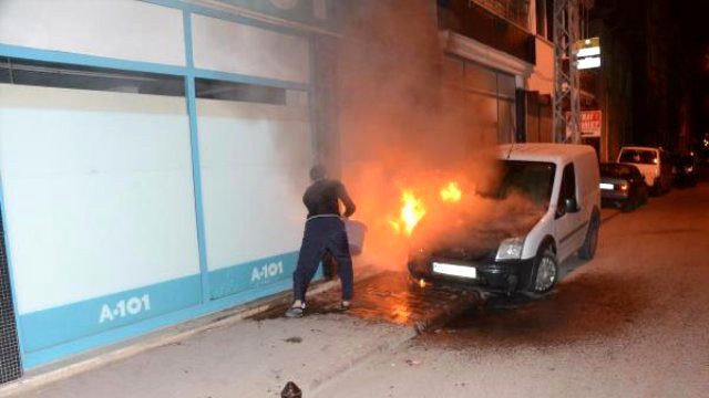 Park Halindeyken Yanan Aracı Kovayla Söndürmeye Çalıştılar