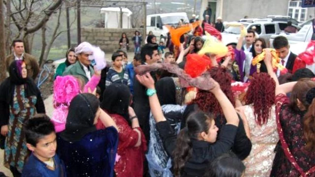 Irak Sınırındaki Derecik'te Türk Bayraklı Düğün