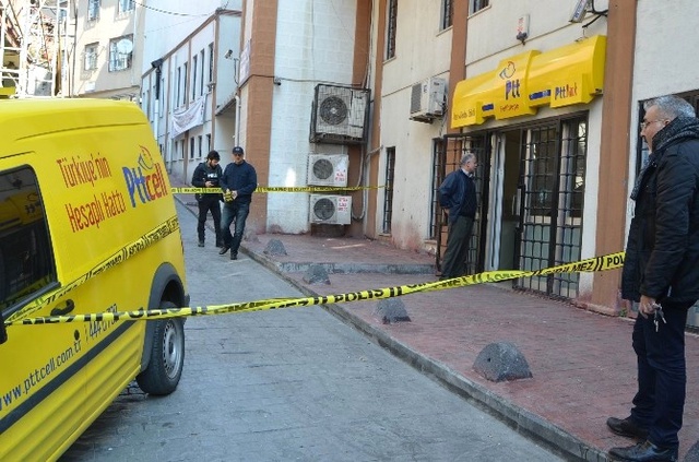 İstanbul'da Güpegündüz Silahlı Soygun Kamerada