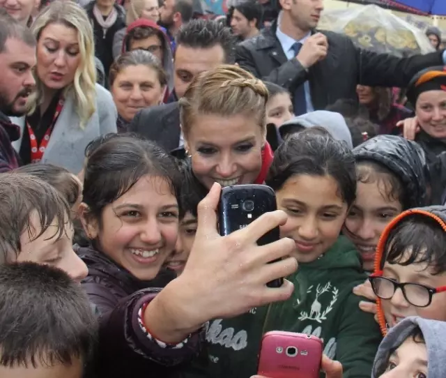 Gülben Ergen, Yağmur Altında Bekleyen Çocuklarla Islandı