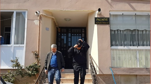 Genç Kız Çarşafları Bağlayarak Evden Kaçmak İsterken Camda Asılı Kaldı