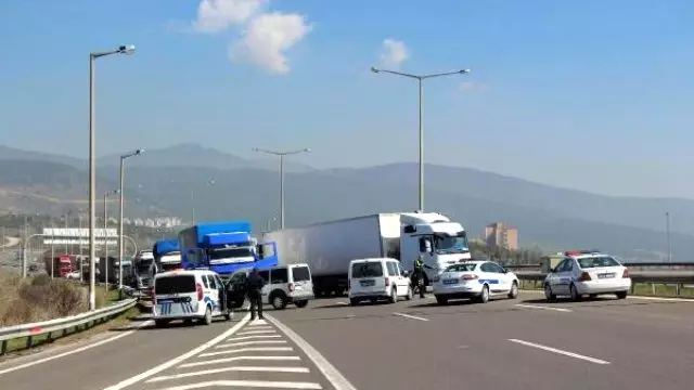 TEM'de Nefes Kesen Operasyon! Polis TIR'larla Barikat Kurdu