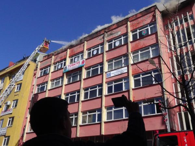 Devlet Tiyatrosunda Çıkan Yangını Tiyatrocular Gözyaşları İçinde İzledi