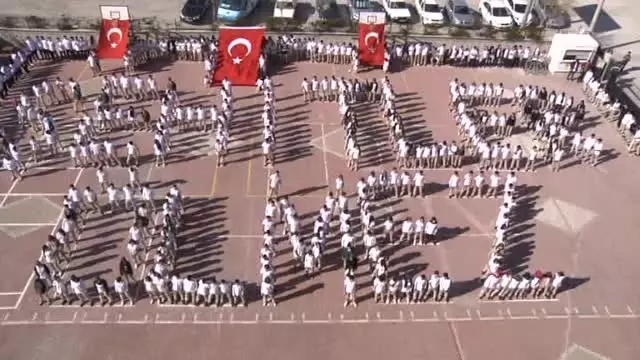 600 Öğrenci Güvenlik Güçlerine Koreografiliyle Destek Verdi