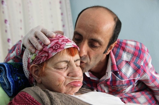 Bir Evladın Annesine 20 Yıllık Vefası! Ayaklarının Altını Öpüyor