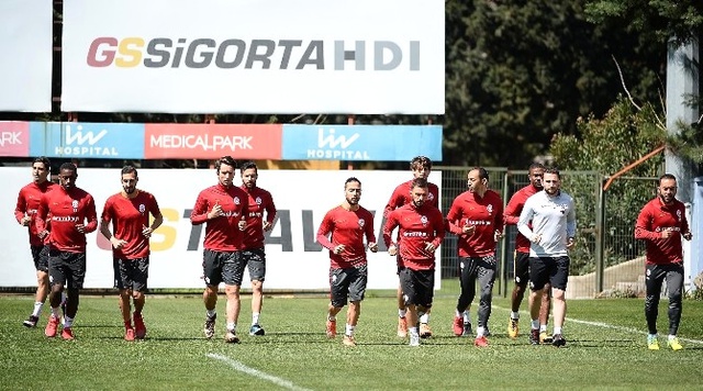 Galatasaray'da Sneijder Koşulara Başladı