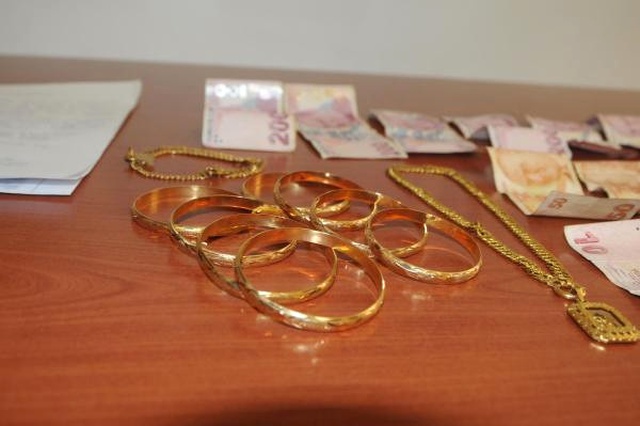 Çocuklarına Mendil Sattıran Suriyeli Kadının Üzerinden 8 Bilezik Çıktı