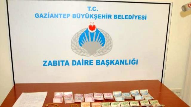Çocuklarına Mendil Sattıran Suriyeli Kadının Üzerinden 8 Bilezik Çıktı