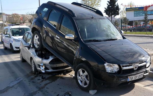 Karabük'te 3 Araçlı Zincirleme Kaza!