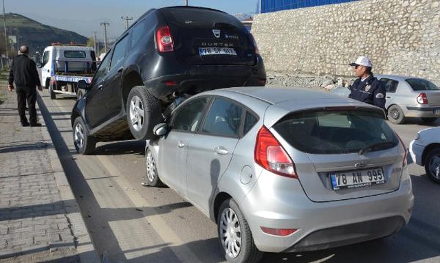 Karabük'te 3 Araçlı Zincirleme Kaza!