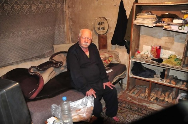 Yaşlı Adam, Mezar Tahtası Başucunda Uyuyor