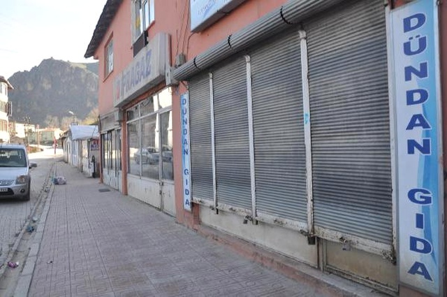 Çukurca'da Esnaf Kepenk Eylemi Yaptı
