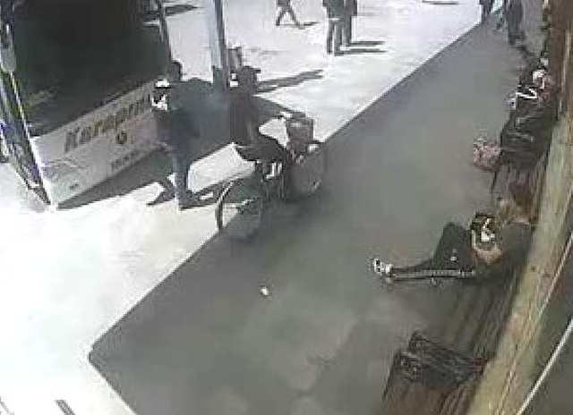 Otobüs Duraklarına Fuhuş Kartviziti Atan Şahıs Kıskıvrak Yakalandı