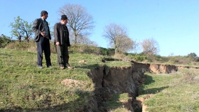 Bu Köyde Tarlalar Yerinden Oynuyor