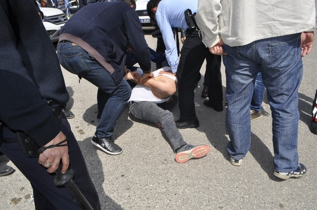 Batman'da İki Aile Arasında Kavga: 1'i Polis, 11 Yaralı