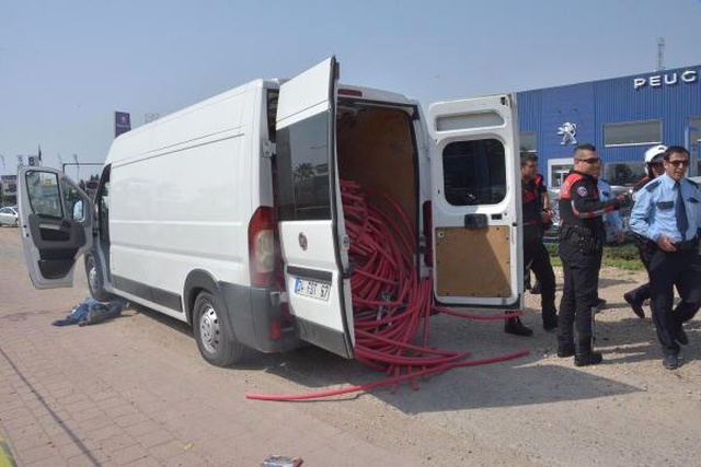Bomba Yüklü Olduğu Zannedilen Minibüste 300 Bin TL'lik Çalıntı Kablo!