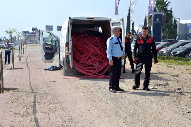 Bomba Yüklü Olduğu Zannedilen Minibüste 300 Bin TL'lik Çalıntı Kablo!