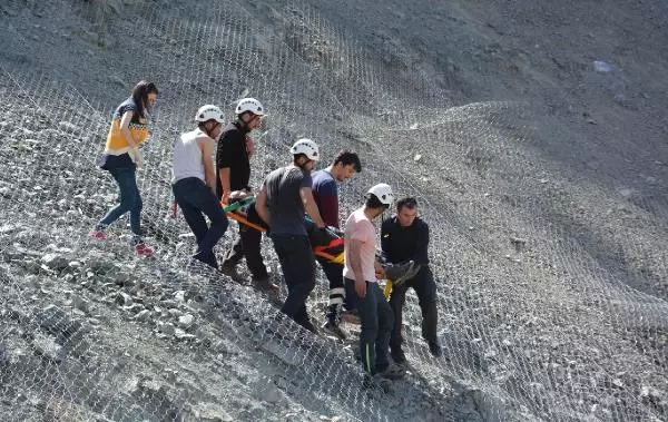 Karayolu Yamacına Çelik Ağ Geren Dağcıların Halatı Koptu: 1 Ölü, 4 Yaralı