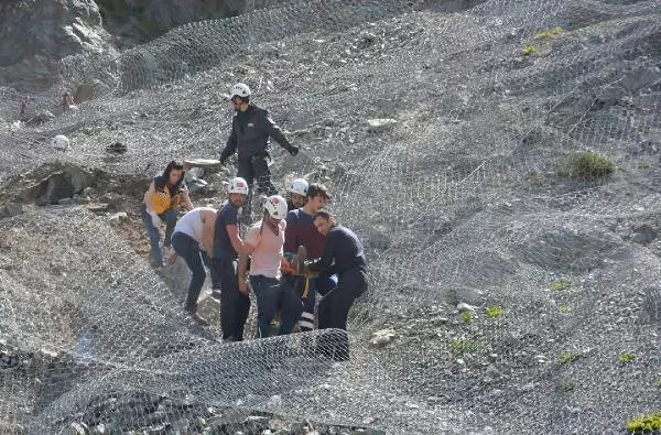 Karayolu Yamacına Çelik Ağ Geren Dağcıların Halatı Koptu: 1 Ölü, 4 Yaralı