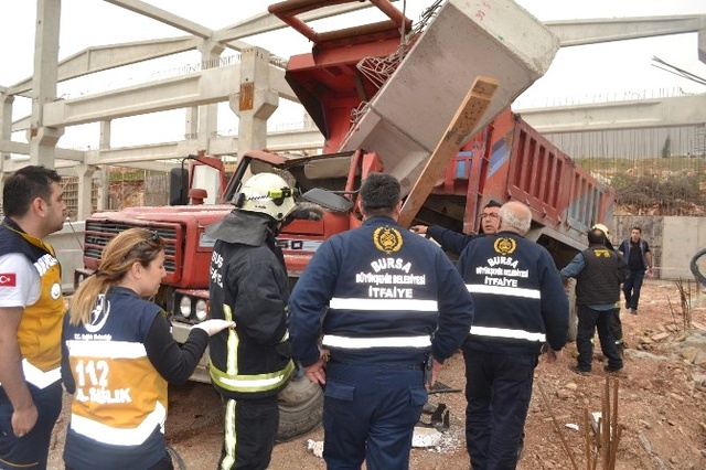 Kamyon Şoförü, 6 Tonluk Beton Bloğun Altında Can Verdi