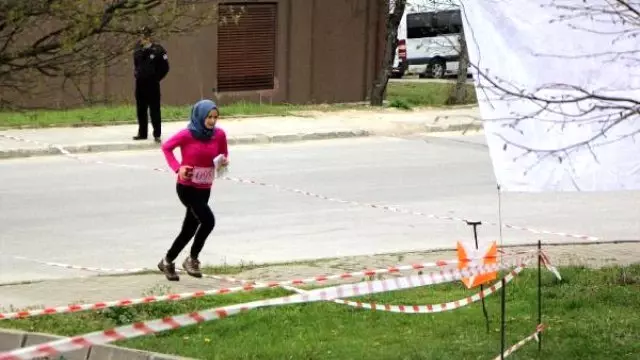 Başbakan Davutoğlu'nun Kızı 'Oryantiring'de Mücadele Etti