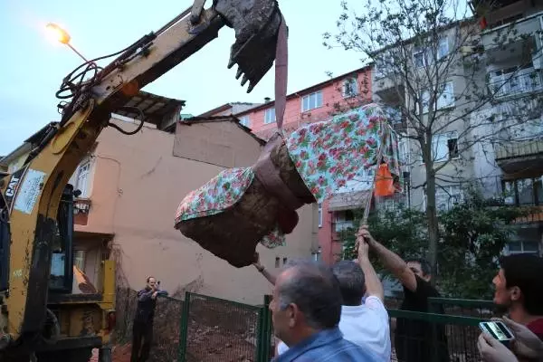 Otoparkta Yapılan Kazıda 2 Metrelik Başsız Kadın Heykeli Bulundu