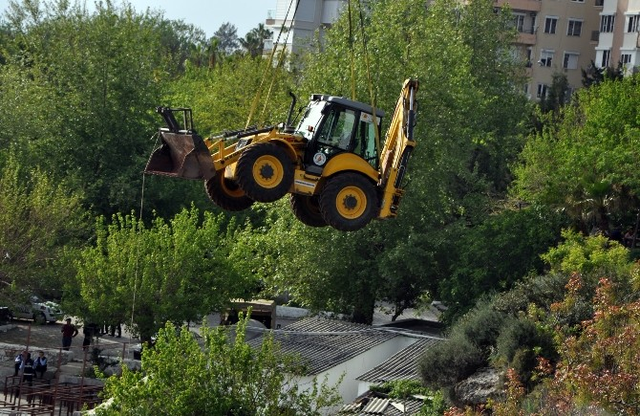 Kaçak Yapılar Uçan Kepçeyle Yıkıldı, Kavga Çıktı