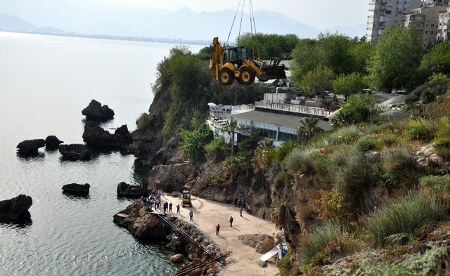Kaçak Yapılar Uçan Kepçeyle Yıkıldı, Kavga Çıktı