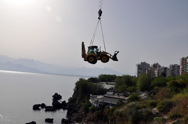 Kaçak Yapılar Uçan Kepçeyle Yıkıldı, Kavga Çıktı