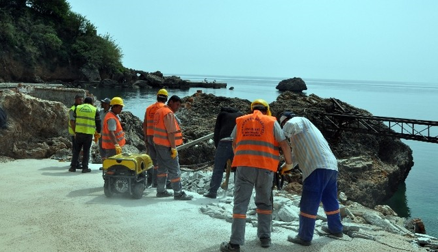 Kaçak Yapılar Uçan Kepçeyle Yıkıldı, Kavga Çıktı