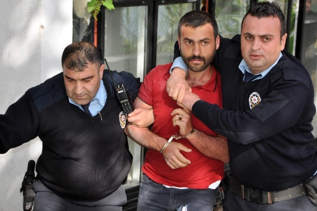 Kaçak Yapılar Uçan Kepçeyle Yıkıldı, Kavga Çıktı
