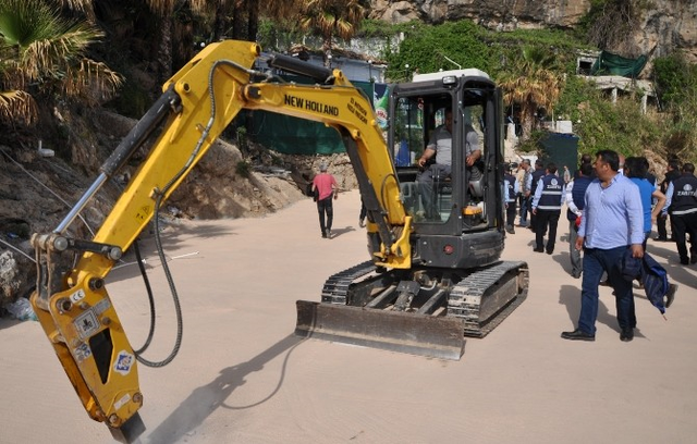 Kaçak Yapılar Uçan Kepçeyle Yıkıldı, Kavga Çıktı