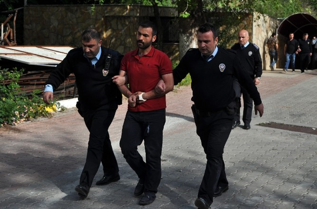 Kaçak Yapılar Uçan Kepçeyle Yıkıldı, Kavga Çıktı
