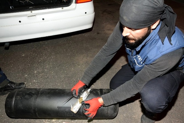 Otomobilin LPG Tankından 30 Kilo Esrar Çıktı