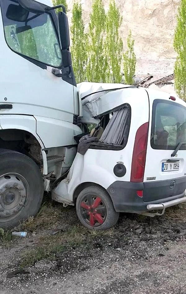 Süt Tankeri Hafif Ticari Araçla Çarpıştı: 3 Ölü