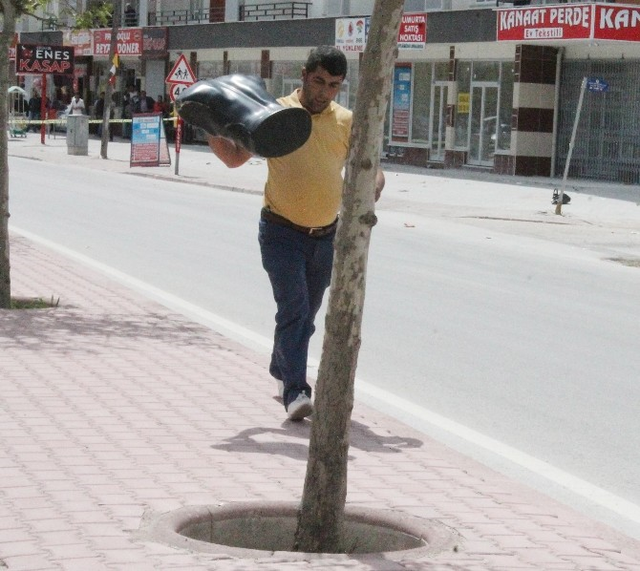 Şüpheli Pakete Önce Taş Attı Sonra Tekmeledi