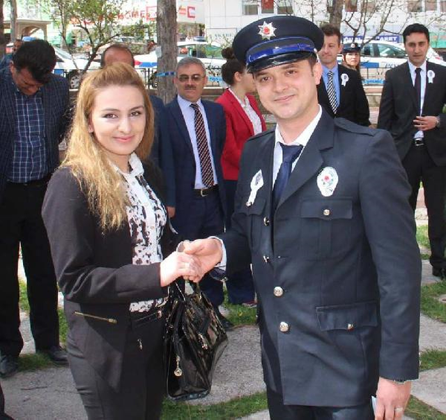 Polis Memuru, Törende Kız Arkadaşına Evlenme Teklif Etti