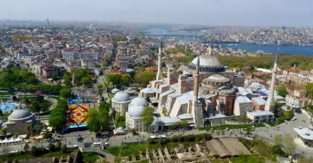 Sultanahmet Meydanı'a Dev Lale Halısı