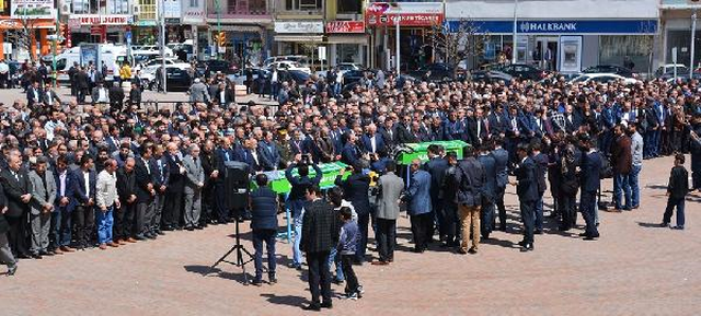 AK Parti'li Uslu, Annesini Son Yolculuğuna Uğurladı